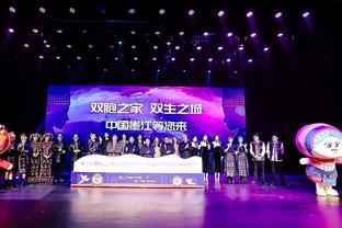 风采依旧！陈江华出席广东省三对三篮球赛事总决赛 为球员颁奖